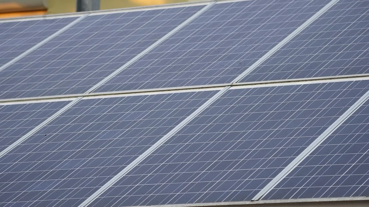 Módulo fotovoltaico TOPCon de grande formato apoiado em estrutura de telhado residencial