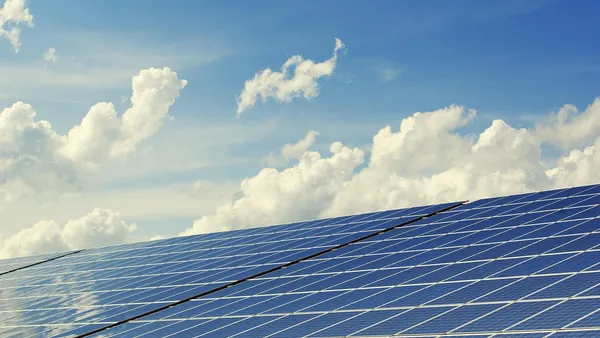 Módulos fotovoltaicos de grande área instalados em telhado residencial brasileiro