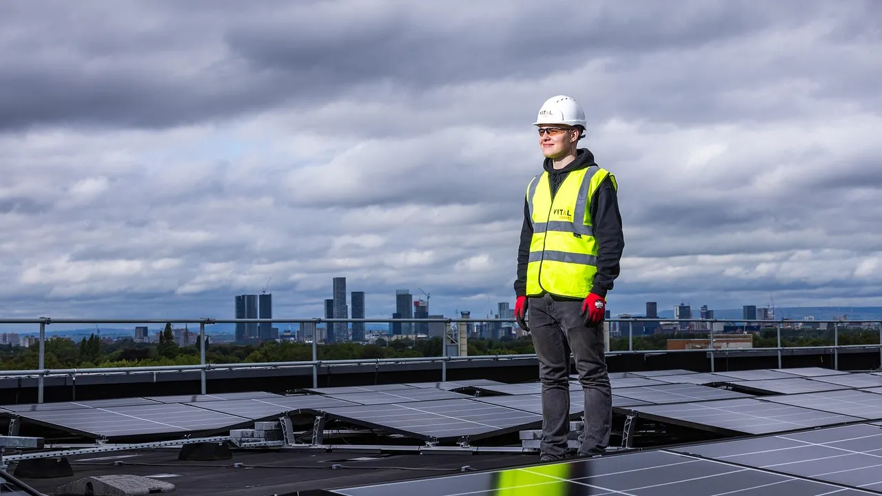 Instalador solar com EPI completo conferindo prancheta com checklist em frente a painéis fotovoltaicos