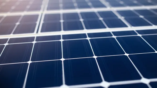Técnico analisando contrato de acesso à rede elétrica em frente a painel solar residencial instalado, representando os regimes tarifários GD I e GD II da Lei 14.300
