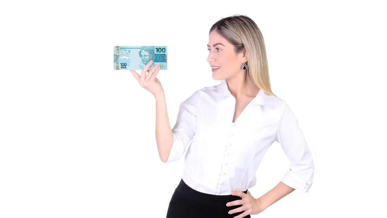 Calculadora, conta de luz e notas de real sobre mesa representando simulação de financiamento solar