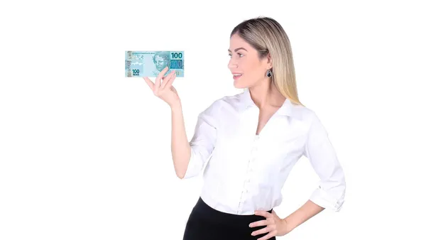Calculadora, conta de luz e notas de real sobre mesa representando simulação de financiamento solar